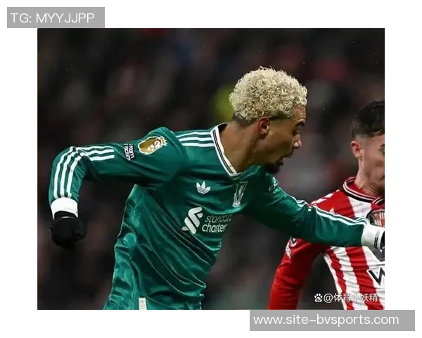 范戴克遭射门闷击后脑勺倒地队医紧急救助现场情况紧张